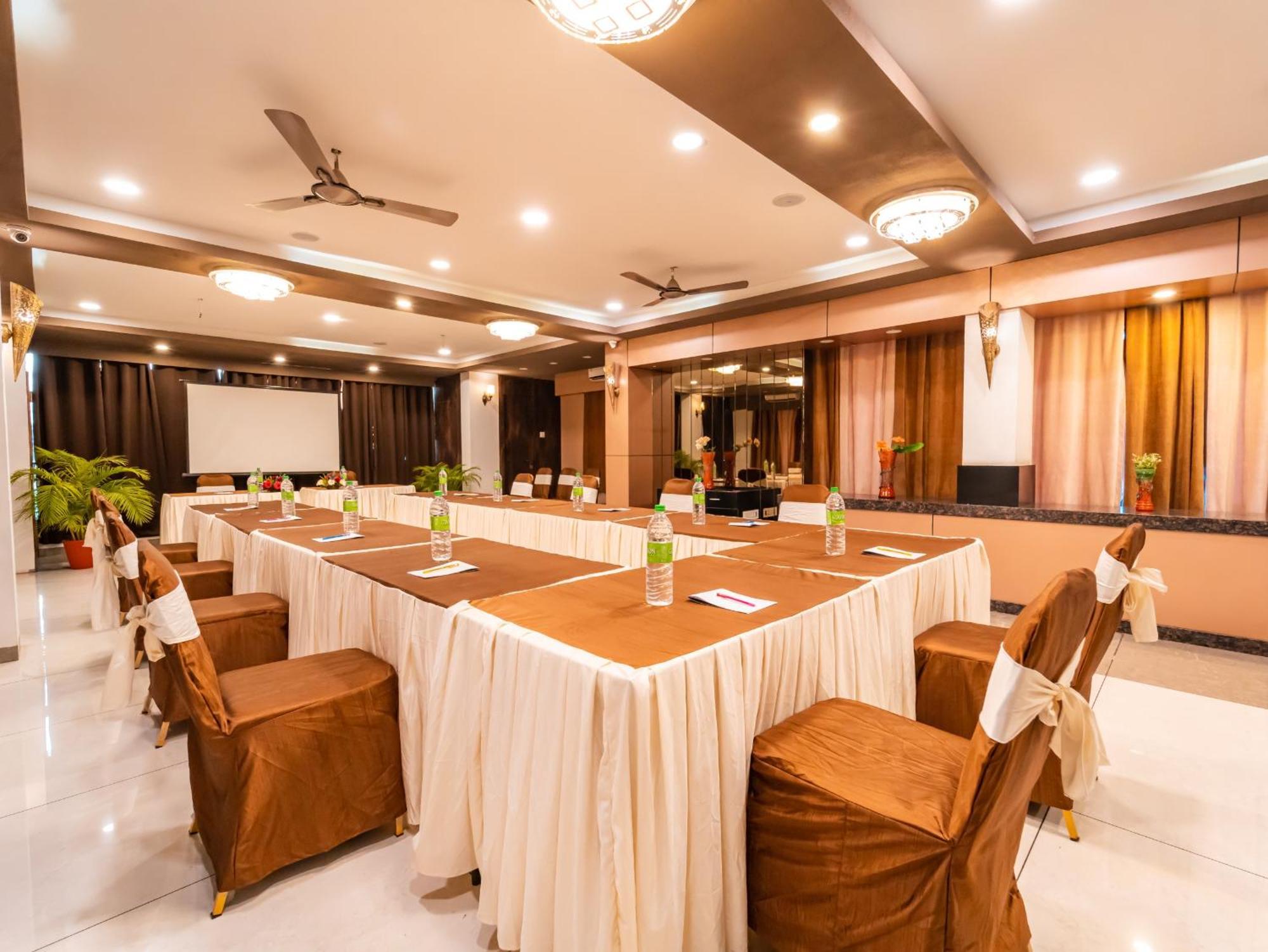 Hotel Signature Planet Indore Exterior photo